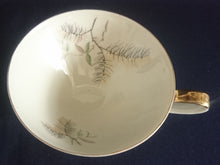 Lade das Bild in den Galerie-Viewer, TEE~ SAMMELTASSE - Porzellan, Flora Geäst Tannennadeln Zweige Gold Motiv Dekor