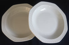 Lade das Bild in den Galerie-Viewer, SUPPENTELLER - Porzellan, Runde Eckige Oktagon Form Geo Abstrakt Relief Motiv Dekor