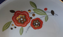 Lade das Bild in den Galerie-Viewer, 3er TEE~ SAMMELGEDECK - Porzellan, Goldrand Flora Pflanzen Blumenblüten Blatt Blätter Motiv Dekor (BC)