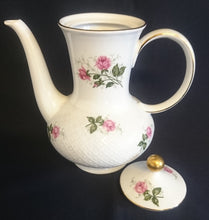 Lade das Bild in den Galerie-Viewer, 5er Set KAFFEEKANNE + DECKEL & MILCHKÄNNCHEN & ZUCKERDOSE + DECKEL "Annabell" - Porzellan, Goldrand Flora Rosenblumen Blüten Relief Motiv Dekor