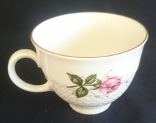Lade das Bild in den Galerie-Viewer, KAFFEETASSE "Annabell" - Porzellan, Goldrand Flora Rosenblumen Blüten Relief Motiv Dekor