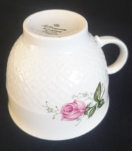 Lade das Bild in den Galerie-Viewer, KAFFEETASSE "Annabell" - Porzellan, Goldrand Flora Rosenblumen Blüten Relief Motiv Dekor