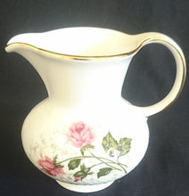 Lade das Bild in den Galerie-Viewer, 5er Set KAFFEEKANNE + DECKEL & MILCHKÄNNCHEN & ZUCKERDOSE + DECKEL "Annabell" - Porzellan, Goldrand Flora Rosenblumen Blüten Relief Motiv Dekor