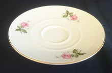 Lade das Bild in den Galerie-Viewer, UNTERTASSE "Annabell" - Porzellan, Goldrand Flora Rosenblumen Blüten Relief Motiv Dekor