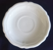 Lade das Bild in den Galerie-Viewer, UNTERTASSE "Marie Luise" - Porzellan, Gewölbter Rand Linien Relief Dekor (nBC)