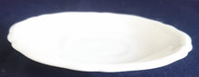 Lade das Bild in den Galerie-Viewer, UNTERTASSE "Marie Luise" - Porzellan, Gewölbter Rand Linien Relief Dekor (nBC)