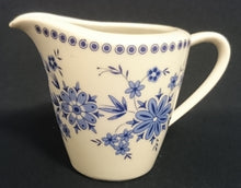 Lade das Bild in den Galerie-Viewer, MILCHKÄNNCHEN - Porzellan, Punkte Kreise Rand Flora Blüten Pflanzen Blatt Blätter Motiv Dekor