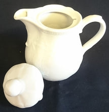 Lade das Bild in den Galerie-Viewer, MOCCAKÄNNCHEN MIT DECKEL - Porzellan, Abstrakt Zeichen Symbole Relief Motiv Dekor