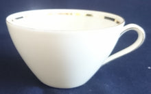 Lade das Bild in den Galerie-Viewer, 3er Teegedeck - Porzellan, Goldrand Klassisch Motiv Dekor