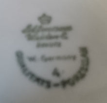 Lade das Bild in den Galerie-Viewer, 18 Teiliges TEESERVICE - Porzellan, Goldrand Klassisch Motiv Dekor