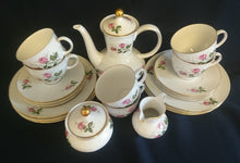 Lade das Bild in den Galerie-Viewer, KAFFEETASSE "Annabell" - Porzellan, Goldrand Flora Rosenblumen Blüten Relief Motiv Dekor