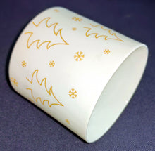 Lade das Bild in den Galerie-Viewer, TEELICHTGLAS "Lifestyle" - Hartglas, Tannenbaum Bäume Winter Schneeflocken Motiv Dekor