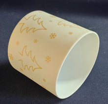 Lade das Bild in den Galerie-Viewer, TEELICHTGLAS "Lifestyle" - Hartglas, Tannenbaum Bäume Winter Schneeflocken Motiv Dekor