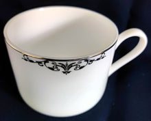 Lade das Bild in den Galerie-Viewer, KAFFEETASSE - Porzellan, Abstrakt Geometrisch Zeichen Symbole Linien Rand Motiv Dekor