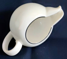 Lade das Bild in den Galerie-Viewer, MILCHKÄNNCHEN - Porzellan, Platin Oberer Linien Rand Motiv Dekor