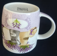 Lade das Bild in den Galerie-Viewer, KAFFEETASSE - Porzellan, Flora Lavendel Blumen Blüten Vasen Hut Motiv Dekor