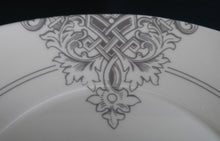 Lade das Bild in den Galerie-Viewer, DESSERTTELLER - Porzellan, Doppelte Linien Weihnachtsbaum Spitze Motiv Dekor