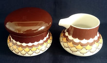 Lade das Bild in den Galerie-Viewer, 3er Set MILCHKÄNNCHEN & ZUCKERDOSE MIT DECKEL - Porzellan, Geometrisches Abstraktes Wellen Zeichen Motiv Dekor