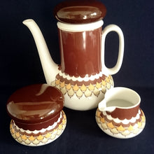 Lade das Bild in den Galerie-Viewer, 5er Set KAFFEEKANNE MIT DECKEL & MILCKÄNNCHEN & ZUCKERDOSE MIT DECKEL - Porzellan, Geometrisches Abstraktes Wellen Zeichen Motiv Dekor