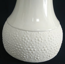 Lade das Bild in den Galerie-Viewer, BLUMENVASE - Porzellan, Abstrakt Punkte Tupfen Flecken Relief Motiv Dekor