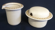 Lade das Bild in den Galerie-Viewer, 5er Set KAFFEEKANNE & MILCHKÄNNCHEN & ZUCKERDOSE + DECKEL "Corda Avana" - Porzellan, Gedrehtes Seil Zopf Strick Relief Motiv Dekor