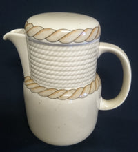 Lade das Bild in den Galerie-Viewer, 5er Set KAFFEEKANNE & MILCHKÄNNCHEN & ZUCKERDOSE + DECKEL "Corda Avana" - Porzellan, Gedrehtes Seil Zopf Strick Relief Motiv Dekor