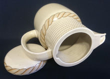 Lade das Bild in den Galerie-Viewer, 5er Set KAFFEEKANNE & MILCHKÄNNCHEN & ZUCKERDOSE + DECKEL "Corda Avana" - Porzellan, Gedrehtes Seil Zopf Strick Relief Motiv Dekor