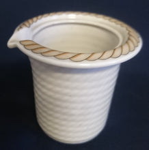 Lade das Bild in den Galerie-Viewer, 5er Set KAFFEEKANNE & MILCHKÄNNCHEN & ZUCKERDOSE + DECKEL "Corda Avana" - Porzellan, Gedrehtes Seil Zopf Strick Relief Motiv Dekor