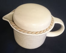 Lade das Bild in den Galerie-Viewer, SAUCIER "Corda Avana" - Porzellan, Gedrehtes Seil Zopf Strick Relief Motiv Dekor