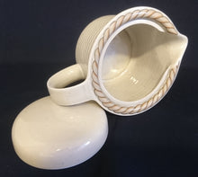 Lade das Bild in den Galerie-Viewer, SAUCIER "Corda Avana" - Porzellan, Gedrehtes Seil Zopf Strick Relief Motiv Dekor