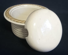 Lade das Bild in den Galerie-Viewer, 3er Set MILCHKÄNNCHEN & ZUCKERDOSE + DECKEL "Corda Avana" - Porzellan, Gedrehtes Seil Zopf Strick Relief Motiv Dekor