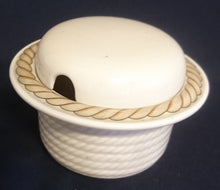 Lade das Bild in den Galerie-Viewer, 3er Set MILCHKÄNNCHEN & ZUCKERDOSE + DECKEL "Corda Avana" - Porzellan, Gedrehtes Seil Zopf Strick Relief Motiv Dekor