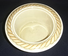 Lade das Bild in den Galerie-Viewer, 3er Set MILCHKÄNNCHEN & ZUCKERDOSE + DECKEL "Corda Avana" - Porzellan, Gedrehtes Seil Zopf Strick Relief Motiv Dekor