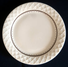 Lade das Bild in den Galerie-Viewer, DESSERTTELLER - Porzellan, Linien Abstrakt Karo Quadrat Viereck Rand Relief Dekor