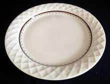 Lade das Bild in den Galerie-Viewer, DESSERTTELLER - Porzellan, Linien Abstrakt Karo Quadrat Viereck Rand Relief Dekor