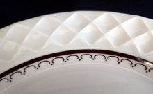 Lade das Bild in den Galerie-Viewer, DESSERTTELLER - Porzellan, Linien Abstrakt Karo Quadrat Viereck Rand Relief Dekor