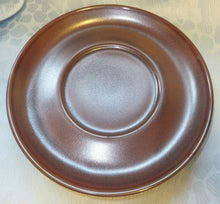 Lade das Bild in den Galerie-Viewer, 2er Set GROßE UNTERTASSEN - Keramik / Steingut, Einfärbiges Landhaus Garten Motiv Dekor