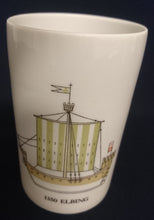 Lade das Bild in den Galerie-Viewer, 6er Set GETRÄNKEKANNE & ~BECHER - Porzellan, Jahrgänge Aufschrift Segelschiffe Motiv Dekor