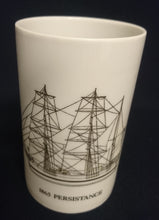 Lade das Bild in den Galerie-Viewer, GETRÄNKEBECHER "Segelschiffe" - Porzellan, Jahr 1865 Aufschrift Persistance Segelschiff Motiv Dekor