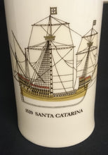 Lade das Bild in den Galerie-Viewer, GETRÄNKEKANNE "Segelschiffe" - Porzellan, Jahr 1520 Santa Catarina Aufschrift Segelschiff Motiv Dekor (BC)