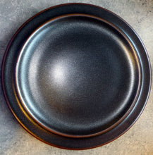 Lade das Bild in den Galerie-Viewer, 2er Set SPEISETELLER - Keramik / Steingut, Einfärbiges Klassisches Landhaus Motiv Dekor