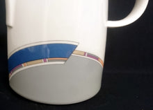 Lade das Bild in den Galerie-Viewer, KAFFEEKANNE MIT DECKEL "York Cubic" - Porzellan, Abstrakt Geometrisches Balken Rechteck Geschwungene Streifen Motiv Dekor