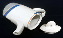 Lade das Bild in den Galerie-Viewer, KAFFEEKANNE MIT DECKEL "York Cubic" - Porzellan, Abstrakt Geometrisches Balken Rechteck Geschwungene Streifen Motiv Dekor