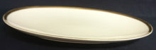 Lade das Bild in den Galerie-Viewer, SERVIERTABLETT - Porzellan, Breiter Goldrand Motiv Dekor