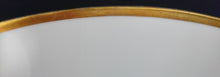 Lade das Bild in den Galerie-Viewer, SERVIERTABLETT - Porzellan, Breiter Goldrand Motiv Dekor