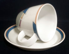 Lade das Bild in den Galerie-Viewer, ESPRESSO UNTERTASSE "York Cubic" - Porzellan, Abstrakt Geometrisches Balken Rechteck Geschwungene Streifen Motiv Dekor