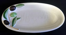 Lade das Bild in den Galerie-Viewer, SERVIER~ PLATTENSCHALE - Keramik / Steingut, Oliven Zweige Blätter Relief Motiv Dekor, Handbemalt (BC)