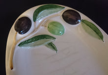 Lade das Bild in den Galerie-Viewer, SERVIER~ PLATTENSCHALE - Keramik / Steingut, Oliven Zweige Blätter Relief Motiv Dekor, Handbemalt (BC)