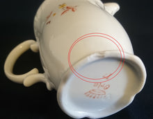 Lade das Bild in den Galerie-Viewer, MILCHKÄNNCHEN "Orla" - Porzellan, Goldrand Flora Blumenblüten Pflanzen Blatt Blätter Motiv Dekor