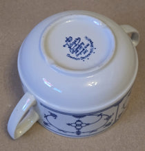 Lade das Bild in den Galerie-Viewer, 2er Set SUPPENTASSEN - Porzellan, Indisch Blau Strohblumen Motiv Dekor